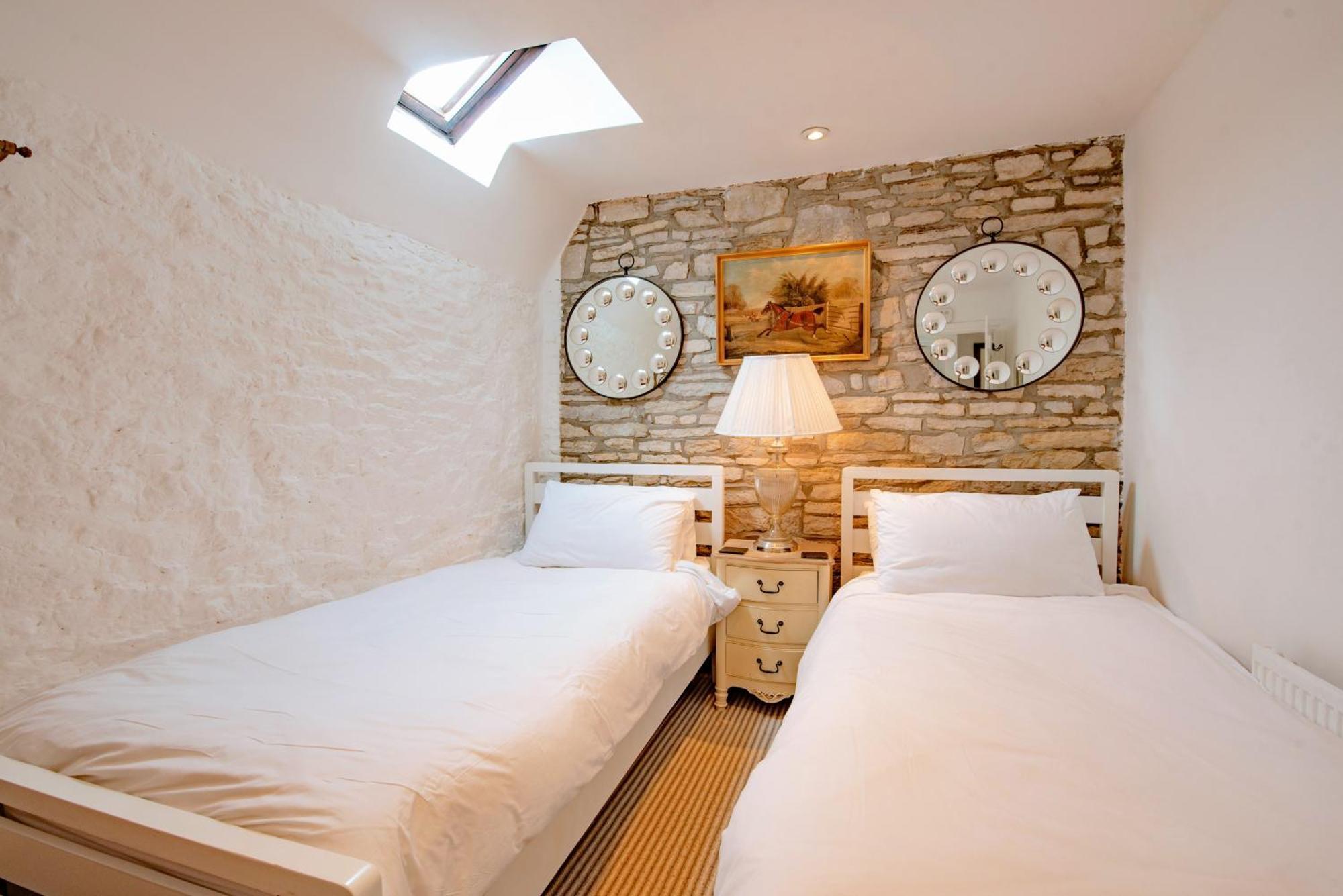 Cosy Little Hyde Cottage, Суонидж Экстерьер фото