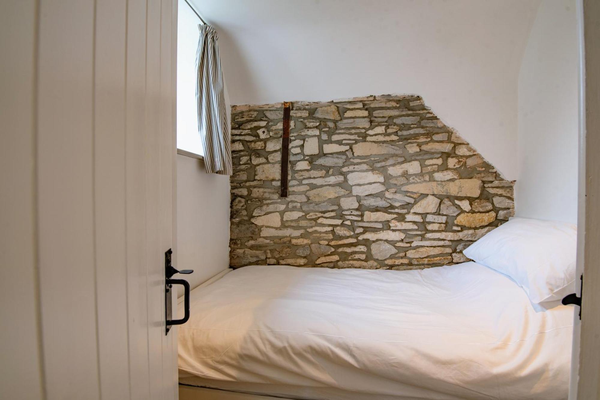 Cosy Little Hyde Cottage, Суонидж Экстерьер фото