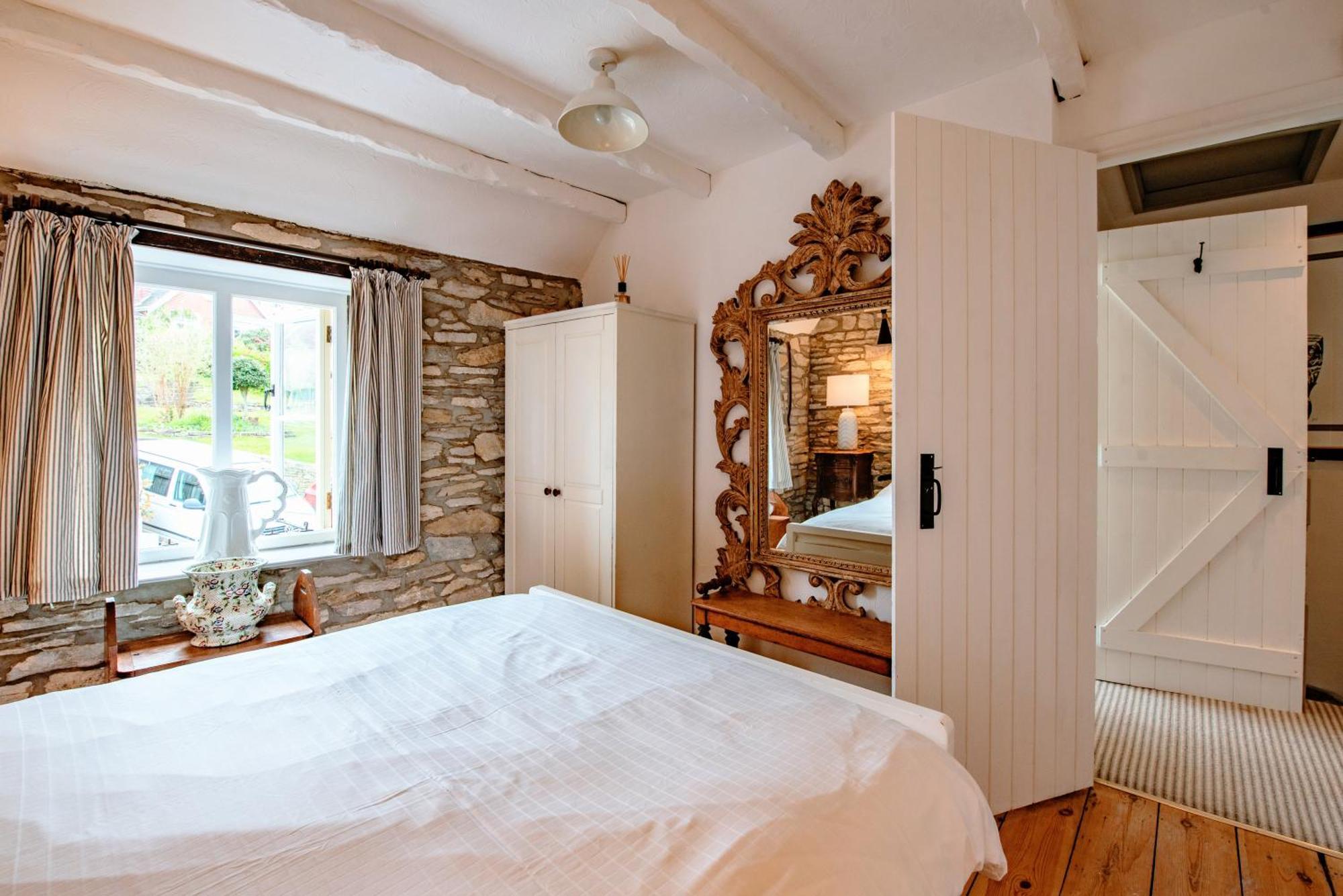Cosy Little Hyde Cottage, Суонидж Экстерьер фото